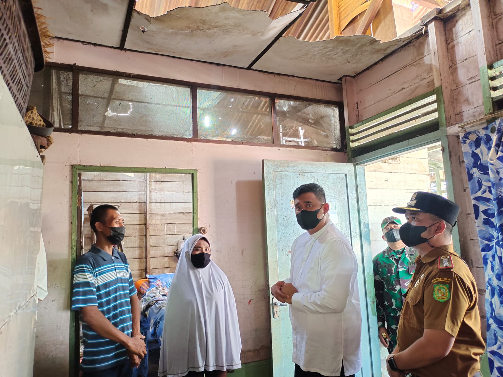 Walikota Medan M. Bobby Afif Nasution, SE, MM meninjau langsung lokasi yang terdampak Bencana Angin Puting Beliung di Jl. TB. Simatupang Gg. Masjid Kelurahan Sunggal, Kec. Medan Sunggal (23/05/222).